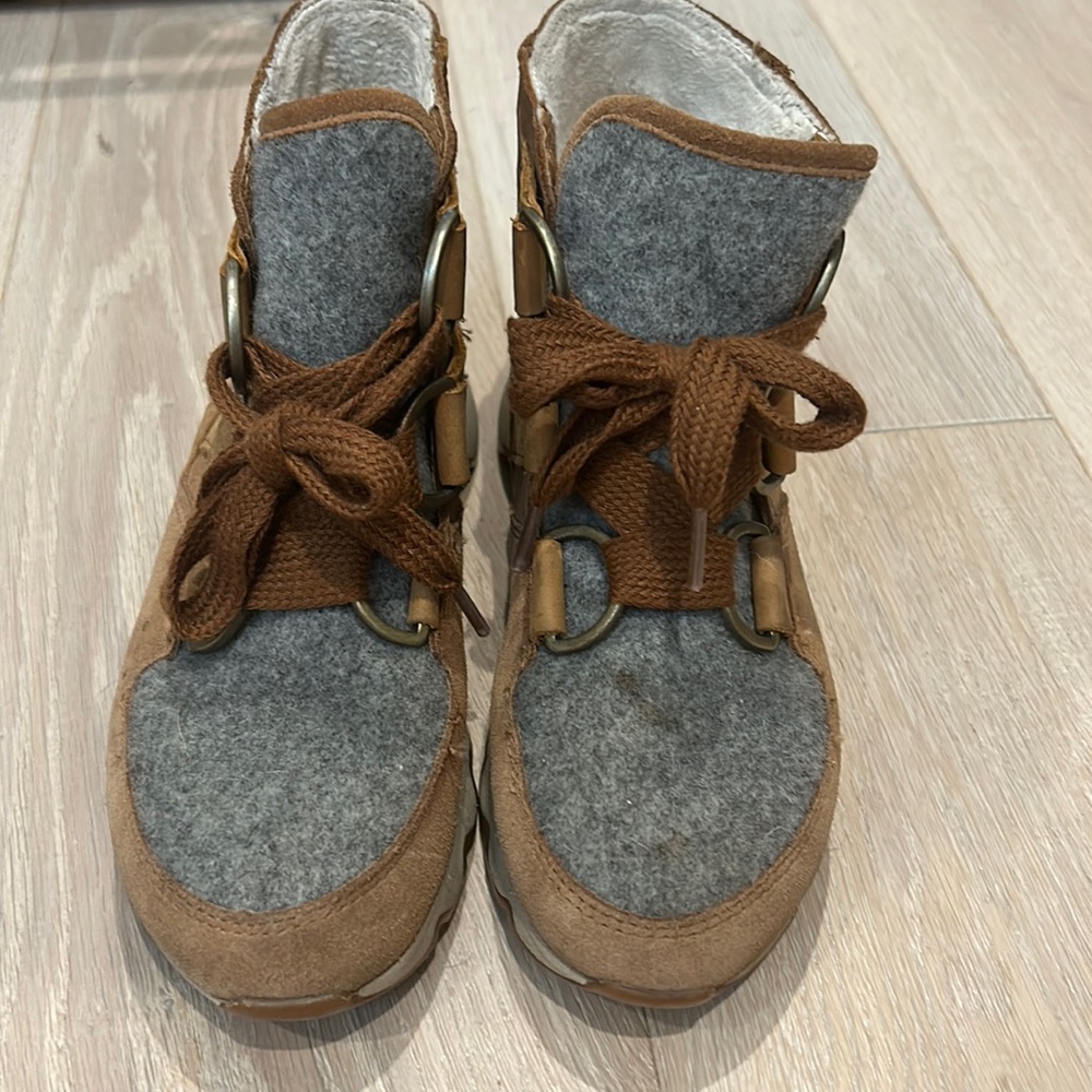 SOREL winter boots size 6.5 Grey and tan